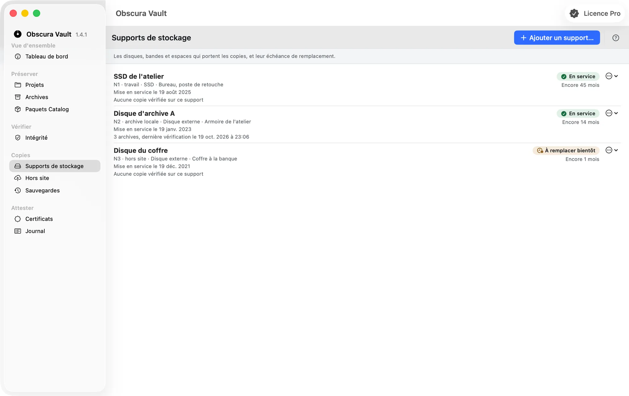 L’écran Supports de stockage : trois supports (N1 · travail, N2 · archive locale, N3 · hors site), leur badge En service ou À remplacer bientôt et le temps qui leur reste